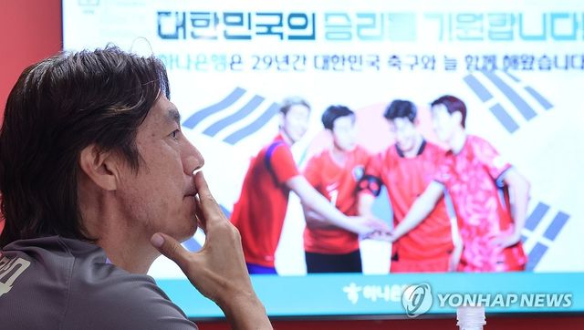 기자 질문 듣는 홍명보 감독