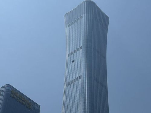경비행기가 충돌한 중국 베이징 최고층 빌딩 시틱타워