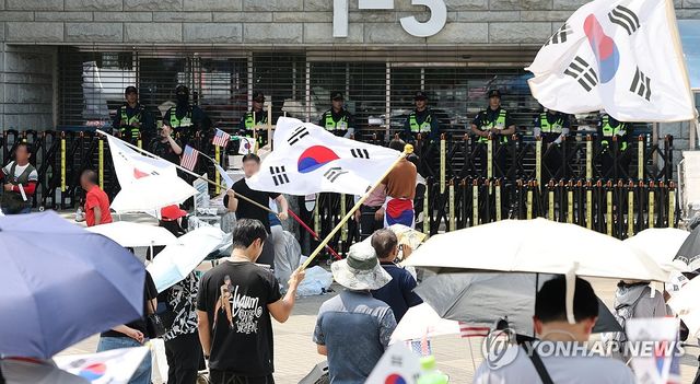 더위 속 봉쇄 시위 계속