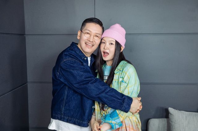 팟캐스트 '음악의 참견'을 진행하는 음악 프로듀서 히치하이커(좌)와 딸 진초이(우)