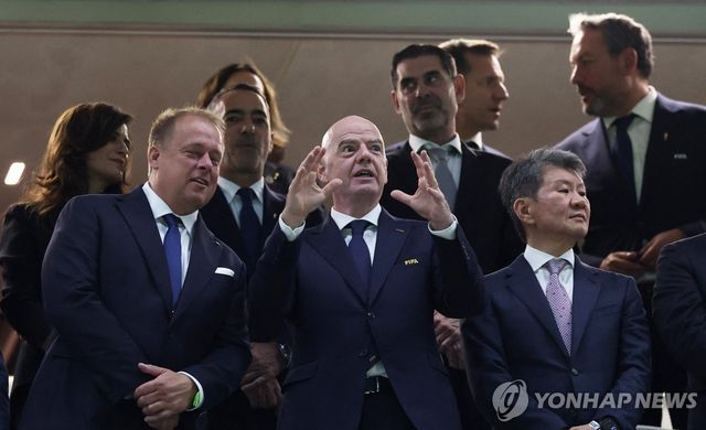 11일(현지시간) 체코와의 1차전 때 잔니 인판티노 FIFA 회장(가운데) 등과 관람하는 정몽규 대한축구협회장(오른쪽)