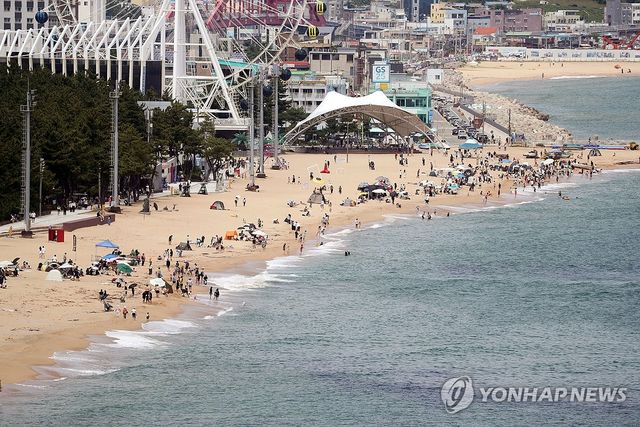 벌써 피서객으로 붐비는 강원 동해안