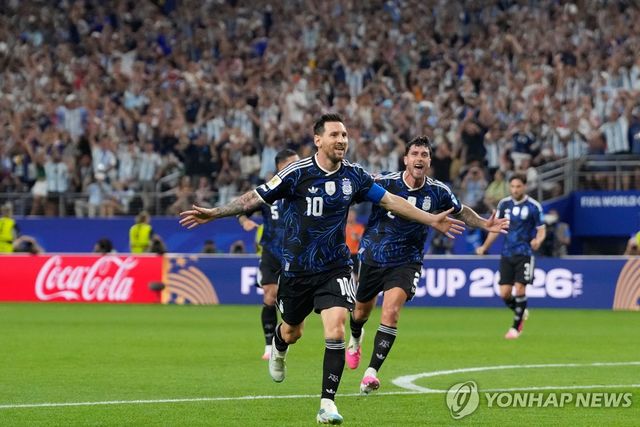 골세리머니를 펼치는 리오넬 메시