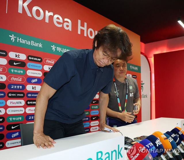 퇴장하는 홍명보