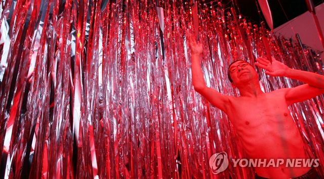 지난 2099년 마임 유진규의 빨간방 공연