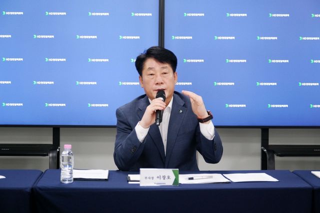 기자간담회에서 답변하는 이창호 부사장