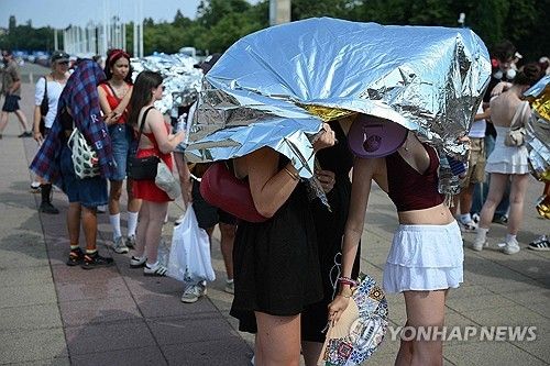 은박 천을 뒤집어쓰고 미국 가수 브루노 마스의 베를린 공연에 온 관객들