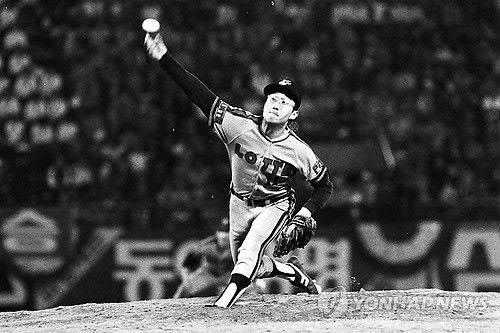 1984년 잠실야구장에서 열린 한국시리즈 7차전에서 역투하는 고(故) 최동원 