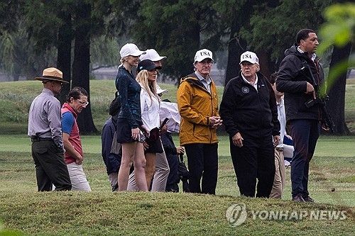 이스트포토맥 골프장 둘러보는 도널드 트럼프 미국 대통령(오른쪽 두번째)