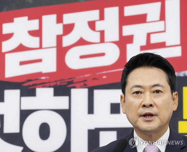 퇴원 뒤 기자회견 하는 장동혁 대표