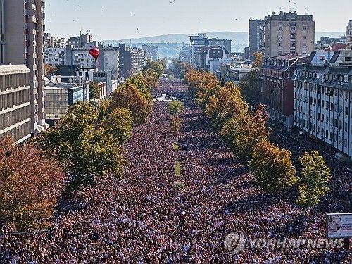 지난해 11월 1일 기차역 참사 1주기에 맞춰 노비사드에서 열린 반정부 집회