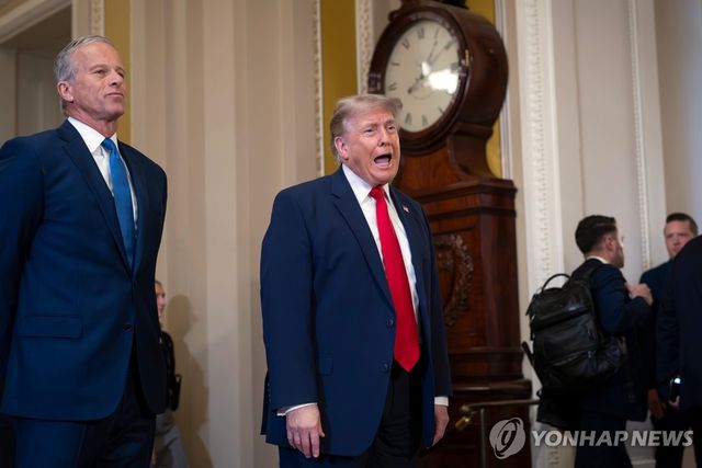 존 튠 공화 상원 원내대표(왼쪽)와 트럼프 대통령