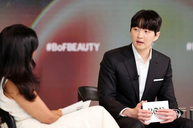 '비즈니스 오브 뷰티'(BoB) 글로벌 포럼에서 대담 중인 김병훈 에이피알 대표이사