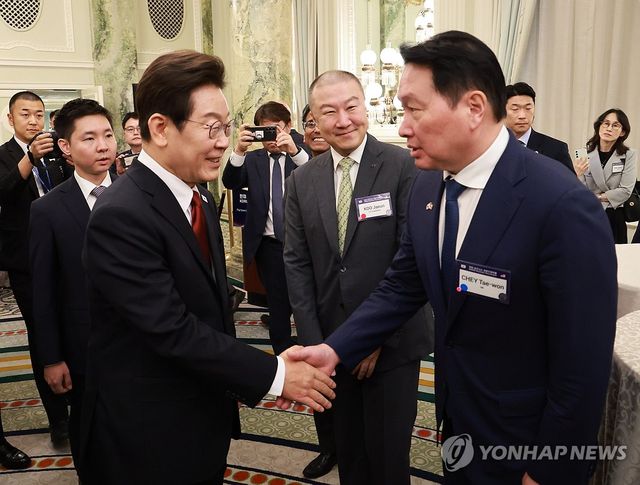 이재명 대통령, 최태원 회장과 악수