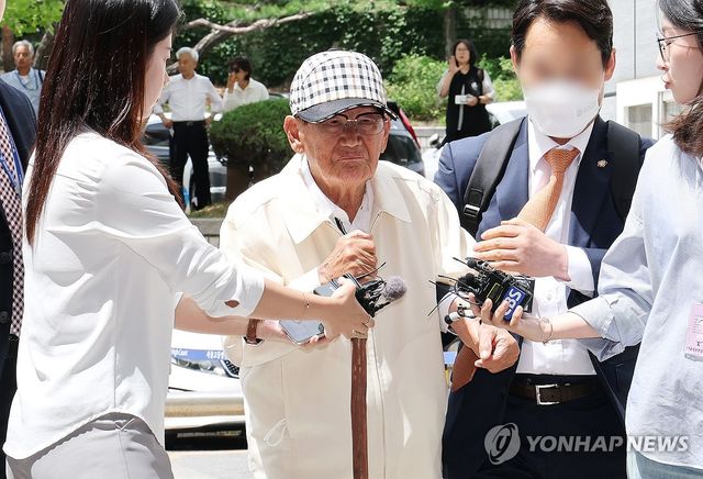 이만희 신천지 총회장 '질문엔 묵묵부답'