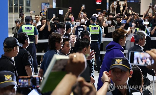 축구팬 비난 속 귀국하는 홍명보
