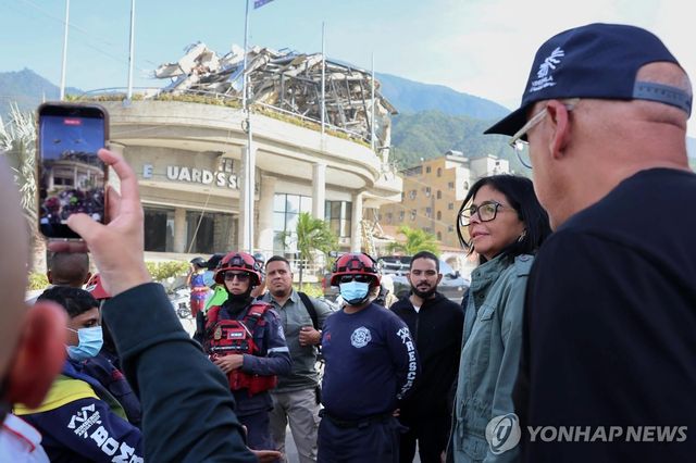 지진 패해 현장을 방문한 델시 로드리게스 베네수엘라 임시 대통령(우측 2번째)
