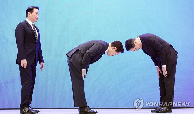 인사하는 이재명 대통령