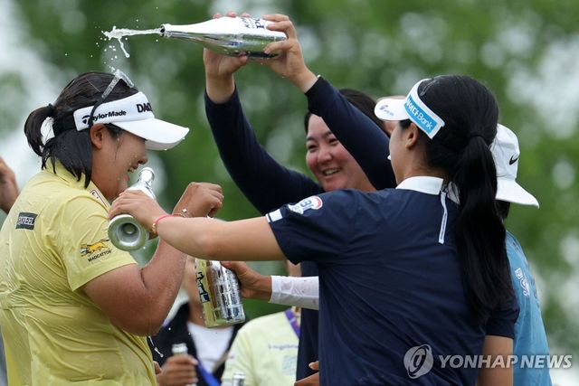 동료들의 축하를 받는 유해란