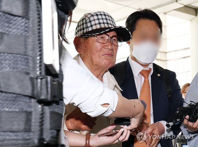 법정으로 향하는 이만희 신천지 총회장