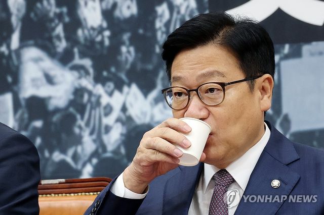 목 축이는 정점식 원내대표