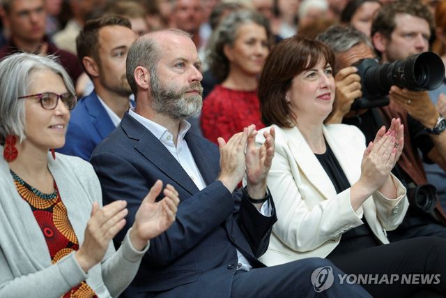 연설 듣는 파월 노동당 부대표(오른쪽), 조너선 레이놀즈 원내총무(가운데)