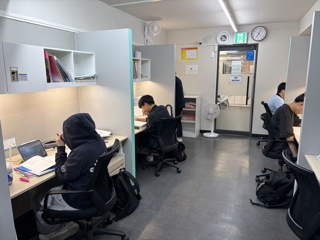서울 강남구 대치동의 한 관리형 독서실에서 학생들이 공부하고 있다.
