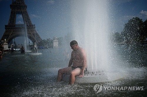 프랑스 에펠탑 인근 분수에서 더위를 식히고 있는 남성 
