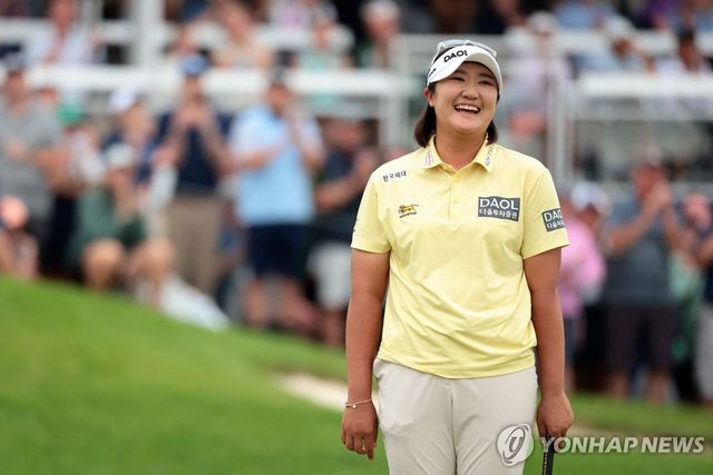 우승을 확정하고 미소 짓는 유해란