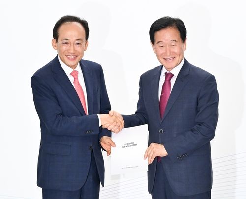 추경호 대구시장 당선인(왼쪽)과 곽대훈 시장직 인수위원장