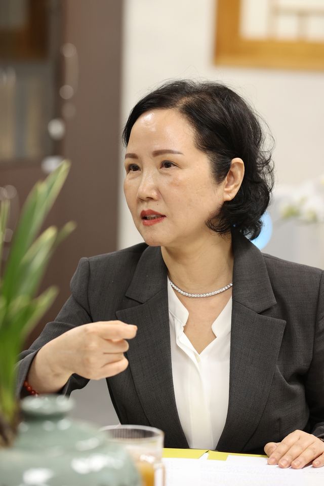 인터뷰하는 배민성 국립고궁박물관장 