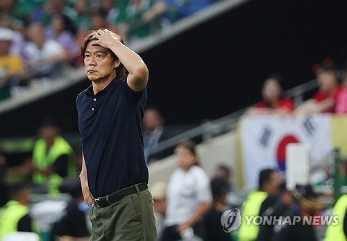 '이런'(몬테레이=연합뉴스) 신준희 기자 = 한국 축구 국가대표팀 홍명보 감독이 24일(현지시간) 멕시코 몬테레이 스타디움에서 열린 2026 북중미 월드컵 A조 3차전 남아프리카공화국과의 경기에서 어두운 표정을 하고 있다. 2026.6.25 hama@yna.co.kr