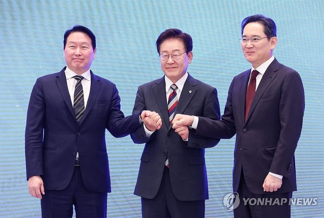 손잡은 이재명 대통령과 이재용ㆍ최태원 회장