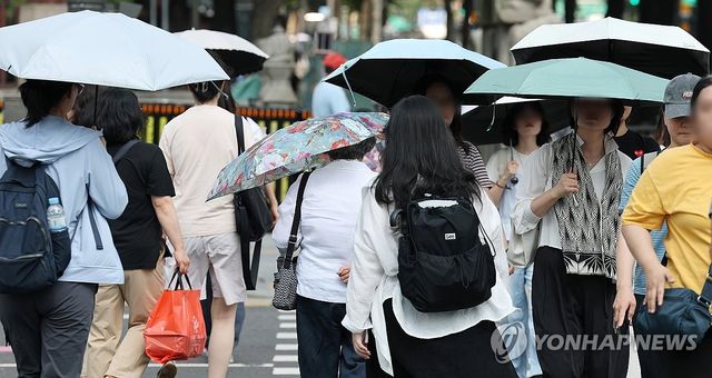 폭염주의보 더위 속 '양산 든 시민들'