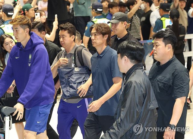 월드컵 조별리그 탈락, 귀국한 홍명보 전 감독