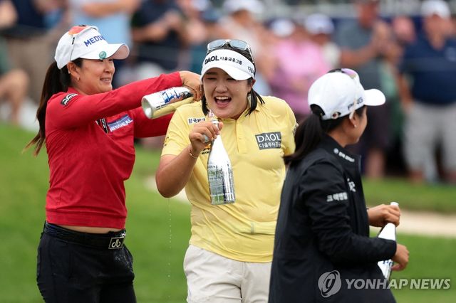 동료들로부터 축하를 받는 유해란