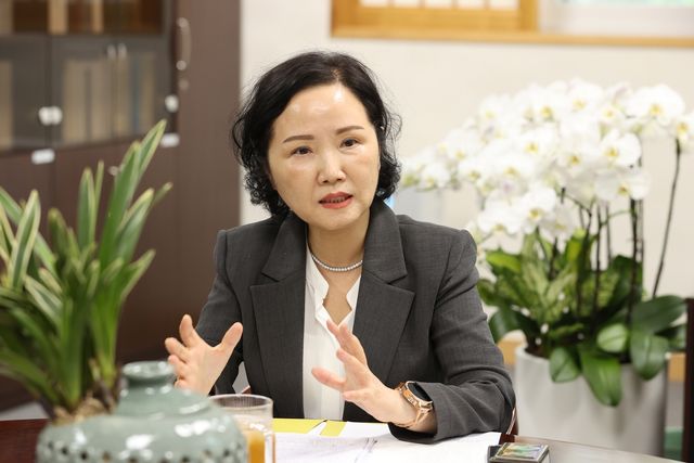 인터뷰하는 배민성 국립고궁박물관장 