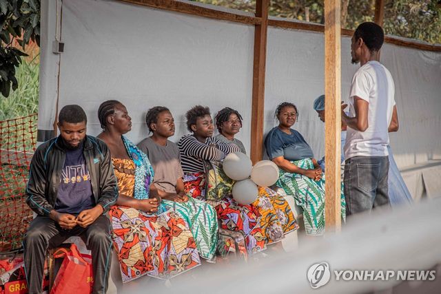 23일(현지시간) 콩고민주공화국 이투리주 부니아의 에볼라 치료소에서 완치판정을 받고 퇴소하는 주민들 [AFP=연합뉴스. 재판매 및 DB 금지]