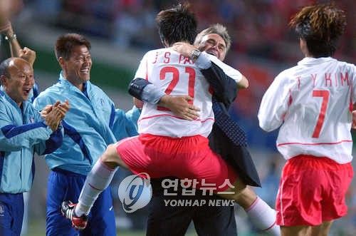 포옹하는 히딩크 감독과 박지성 