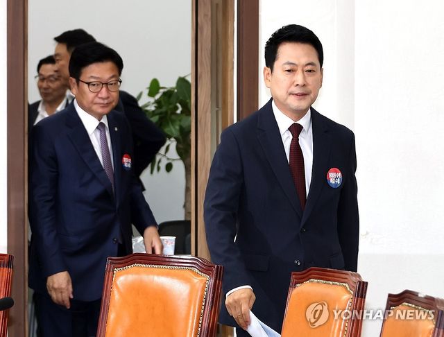 최고위원회의 입장하는 장동혁 대표와 정점식 원내대표