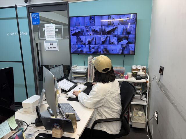 서울 강남구 대치동의 한 관리형 독서실 관리자가 모니터로 학생들을 확인하는 모습