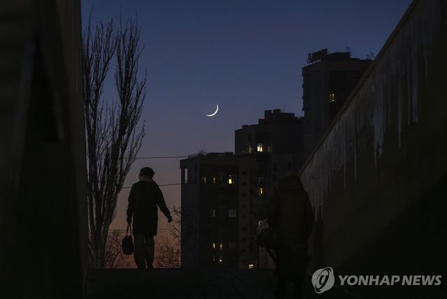 지난 겨울 당시 러시아 공격으로 정전된 키이우 시내