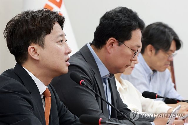 최고위원회의에서 발언하는 개혁신당 이준석 대표