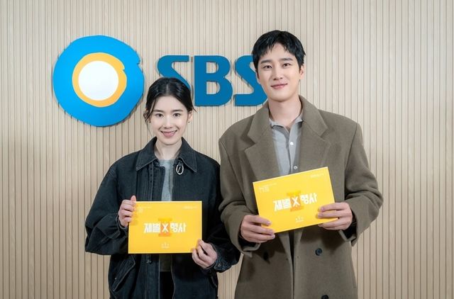 '재벌X형사2'에 출연하는 배우 정은채(왼쪽), 안보현