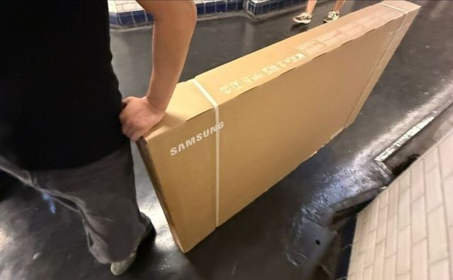 RATP 직원에게 제지당한 삼성 TV