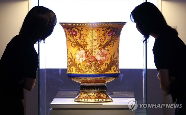 고종이 선물 받은 '백자 채색 살라미나 병'
