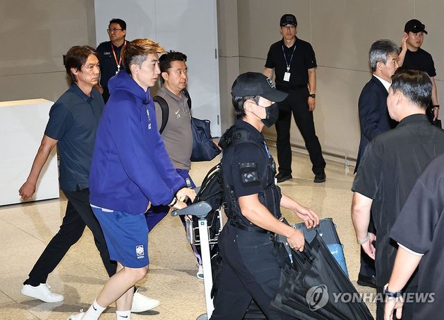 말없이 귀국하는 홍명보