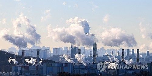 수증기가 나오는 굴뚝. [연합뉴스 자료사진]