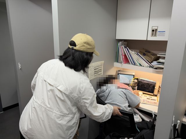 졸고 있는 학생을 관리자가 직접 깨우는 모습