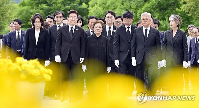 노무현 전 대통령 묘역 참배